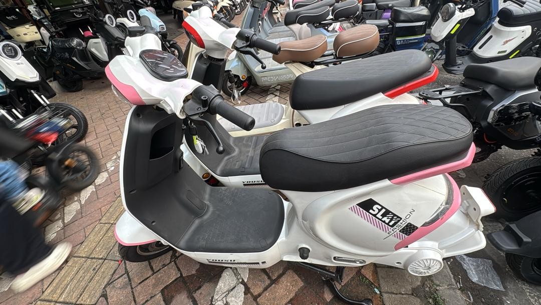 SLAY Fashion Retro Electric Scooter – Stylish White & Pink City Moped with Quilted Dual Seats, Digital Display, and Eco-Friendly Battery for Urban Commuting