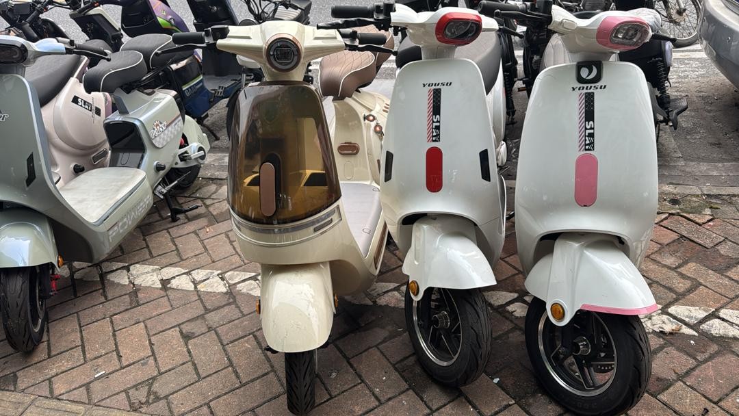 Premium Retro Electric Scooter Collection – Vintage Style City Moped with 60V High-Capacity Battery, Dual Quilted Seats, and Digital LED Dashboard
