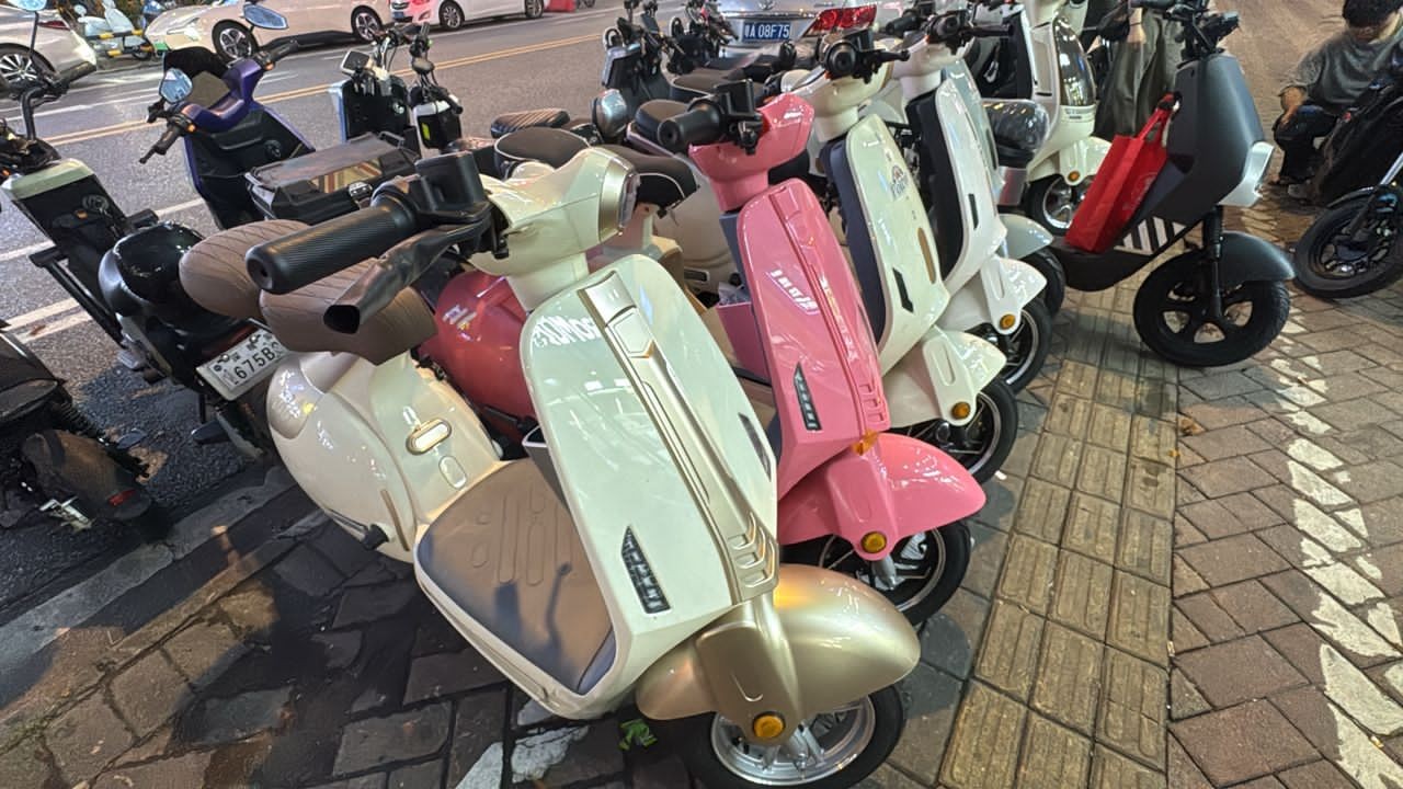 Premium Retro Electric Scooter – Luxury Cream & Gold Edition E-Bike, Vintage Italian-Style Moped with High-Capacity Battery, LED Headlight, and Dual Padded Seats for Urban Commuting