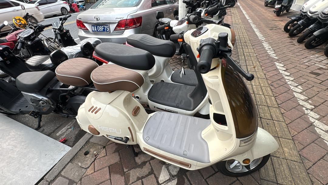 HEPU Retro Electric Scooter – Eco-Friendly 60V City Commuter with Vintage Aesthetic, Dual Padded Leather Seats, LED Headlight, and High-Capacity Battery